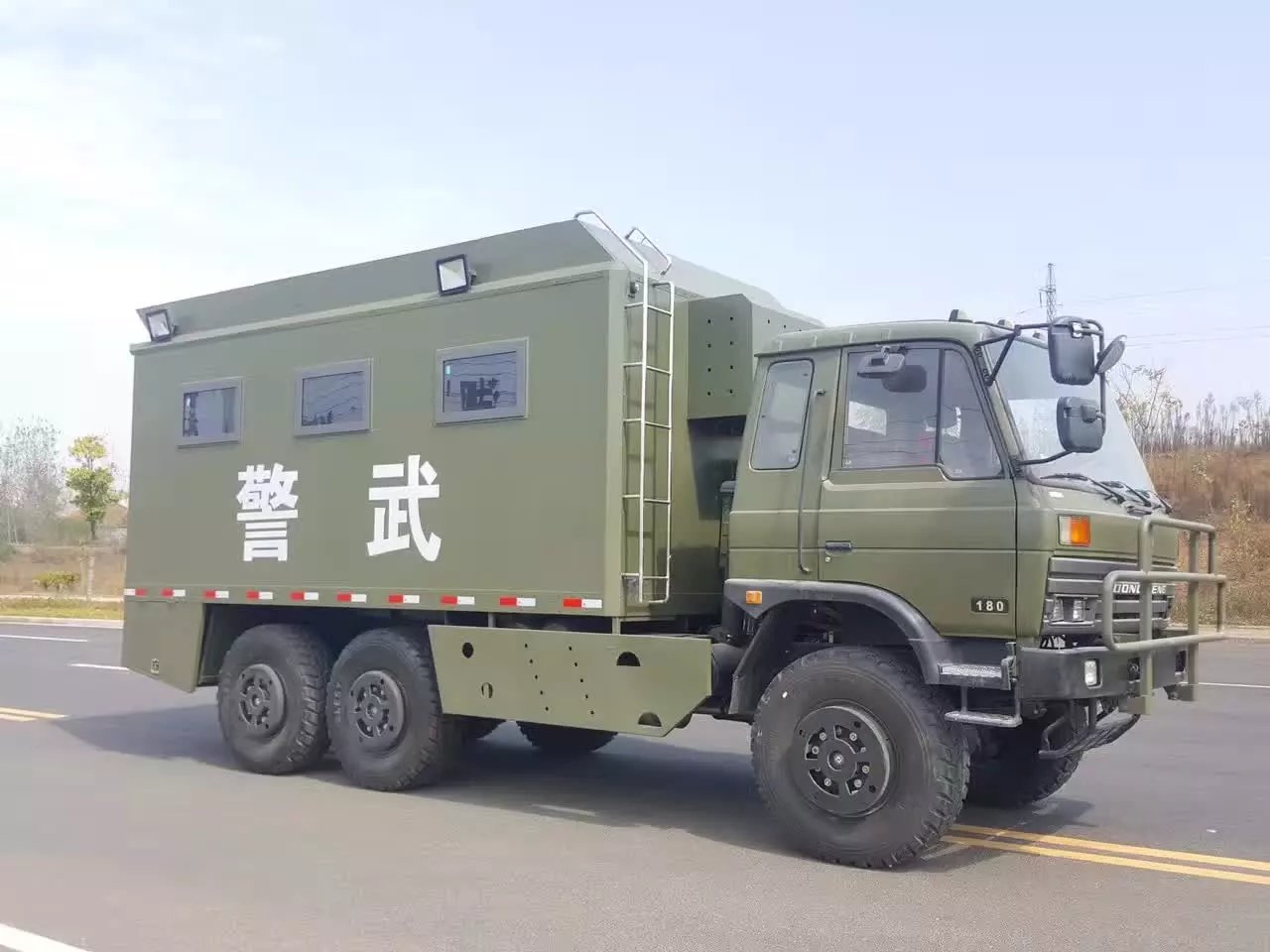 東風六驅越野餐廚車的性能和用途簡介